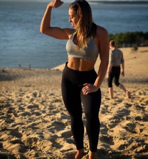 Anastasia Antrope Instagram - Des grosses fesses c’est bien mais des gros Bibi c’est mieux 💪🏼🤫

#body #bodypositive #fitness #fitnessgirl