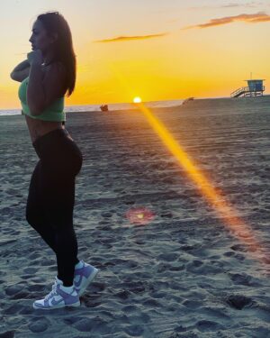 Anastasia Antrope Instagram - 🇺🇸🌞
.
.

#fitness #fitnessgirl #bodypositive #sunset #losangeles #bodybuilding #💪🏼