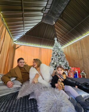 Anastasia Novie Instagram - May all that is beautiful, meaningful and brings you joy be yours this holiday season and throughout the coming year.... 🎄🎄🎄🎄

Merry Christmas!!!!
 Wishing you all the best this holiday season!🎄🎄🎄🎄

#merrychristmas 
#christmas 
#december
#2023
#italy
#winter 
#family
#mylife 
#joyfull