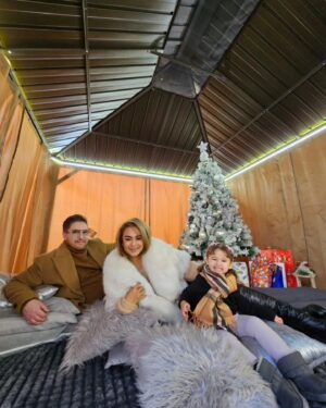 Anastasia Novie Instagram - May all that is beautiful, meaningful and brings you joy be yours this holiday season and throughout the coming year.... 🎄🎄🎄🎄

Merry Christmas!!!!
 Wishing you all the best this holiday season!🎄🎄🎄🎄

#merrychristmas 
#christmas 
#december
#2023
#italy
#winter 
#family
#mylife 
#joyfull