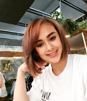Anastasia Novie Instagram - How do i look.. ? 
Ak potong kayak gini bagus ga guys... 😊

#summer
#newlook
#new
#august
#2023
#vacation
#sardegna
#italy