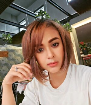 Anastasia Novie Instagram - How do i look.. ? 
Ak potong kayak gini bagus ga guys... 😊

#summer
#newlook
#new
#august
#2023
#vacation
#sardegna
#italy