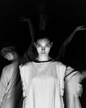 Anastasiia Nesterenko Instagram - Мій перший спогад про Голодомор - день пам’яті(десь 2008-2009 року).
Багато свічок, лампадок на Майдані і Софіївський площі. Я йшла з мамою додому. 

Дома- свічка на підвіконні і фільми, які крутили по всім каналам. Чорно-білі. Моторошні. 
З того дня я кожного року шукаю і знаходжу нові історії і факти. 
І це досі не вміщається у мене в голові. 
Усвідомлення маштабів дається дуже складно. 

Цього року ми спробували виразити біль і важливість цієї теми для кожної з нас як вміємо. 
 
Перед і під час репетицій я користувалась додатком TrackHolodomor. 
Якщо ви не знаєте що це- завантажте собі. Закладаюсь, там буде багато нового для вас.

 Цими вулицями, де ми всі ходимо, прогулюємось, п’ємо каву, їмо.. блукали наші предки, які їхали кілометри просто в пошуках їжі. Досі не можу проходити повз автовокзал на Подолі.

Думаю, родовий біль цієї теми живе в кожному і кожній українці. 
Приходьте прожити його разом з нами. 

«ЗАКОЛИСАНІ» - пластична вистава-молитва до річниці Голодомору в Україні.
Історії, які ніколи не зможуть бути почутими...
23 та 24 листопада / 19:00
Олеся Гончара, 30а @pidval_kultury 
 
👉🏻Кількість місць обмежена
3 приводу квитків - писати в директ @amantes.theatre 
🎫- 300 грн

Режисер: @vvvicapetrova 
Фото: @liza_toptygina