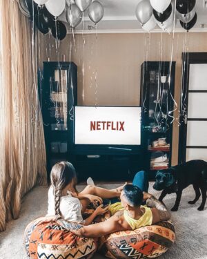 Anastasiya Shvetsova Instagram - 10 наших любимых сериалов 🍿
⠀
Подборка на все времена: и когда много свободного времени, и когда просто хочется отдохнуть😊
⠀
1️⃣ Друзья
Комедийный сериал о жизни шестерых друзей. Добрый, душевный, с правильными жизненными ценностями.
⠀
2️⃣ Во все тяжкие
Его мы с мужем смотрели взахлеб и не могли остановиться. Сериал об учителе химии, которого жизнь заставляет пойти на отчаянные меры😈
⠀
3️⃣ Игра престолов
Сериал понравился тем, что у каждого героя есть свой неповторимый характер, а игра актеров передаёт эмоции настолько, что ты погружаешься в их мир и начинаешь верить в то, что он реален😱
⠀
4️⃣ Настоящий детектив
Сериал мрачный, но глубокомысленный. О таинственном убийстве и расследовании, которое растянулось на 17 лет. Понравился ещё и тем, что в нем играет мой любимый актер - Мэттью Макконахи ☺️
⠀
5️⃣ Доктор Хаус
Сериал о команде врачей, которые должны правильно поставить диагноз и спасти пациента. Во мне этот сериал откликнулся тем, что Доктор Хаус сильно напоминает моего отца. Ведь он тоже живет в своём мире, по своим законам и правилам, и у него всегда есть своя правда🙈
⠀
6️⃣ Теория большого взрыва
Это гениальный сериал с точки зрения юмора! Простой и одновременно глубокий. Рекомендую смотреть первые три серии сразу, чтобы понять настроение этого сериала, почувствовать, что хотел передать автор и полюбить героев)
⠀
7️⃣ Чёрное зеркало
Я бы назвала этот сериал подготовкой к будущему. Мы все привыкаем к постоянству, нам сложно перестроиться. Взять даже, к примеру, тот же карантин. А этот сериал показывает, что мы должны быть готовы и уметь адаптироваться к любому из вариантов развития событий
⠀
8️⃣ Декстер
Сериал про серийного маньяка-убийцу. Сериал странный, сюжет показывает, что маньяк-убийца может быть добром. Мне было интересно смотреть от начала и до конца!
⠀
9️⃣ Викинги
Сериал, который мы очень полюбили с мужем. Мне очень понравилась история Рагнара, легендарного короля викингов. Я даже хотела назвать так второго сына🤪
⠀
🔟 Отчаянные домохозяйки
Сериал чтобы отдохнуть, подумать, посмеяться и погрустить. Очень затягивает и не оставляет равнодушным😌
⠀
Обязательно сохраняйте подборку в закладки 🔖
⠀
И делитесь в комментариях своими любимыми сериалами