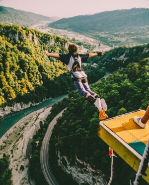 Anastasiya Shvetsova Instagram - 🦅 Наш второй прыжок Bungee 207 meters 🦅 
 
Да, это страшно! Да, на это нужно много духовной силы! Но этот шаг определенно того стоит. И я говорю о шаге в прямом смысле. О шаге в пустоту высотой 207 метров!!!

Невозможно описать чувства и эмоции. Если здесь будете @skyparkajhackettsochi, не смотря на страх, не смотря ни на что, ПРЫГАЙТЕ!! Потому что это ни сравнится ни с чем в вашей жизни! 🤪