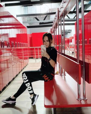 Anastasiya Shvetsova Instagram - 🤫 МОЕ ПРИЗНАНИЕ 🤫
.
🏃🏽‍♀️Я никак не могу придти в хорошую физическую форму. Долго думала рассказывать вам все или нет и решила поделиться...
.
🤰🏻После первых родов лишний вес ушёл сам. Таял прямо на глазах, и когда Натанчику было 2 месяца, я уже была в лучшей форме чем до родов.
.
🤰🏻После беременности Ратмирчиком, вес никуда не уходил совсем (( Я начала заниматься спортом, применять всяческие диеты и НИЧЕГО! Тогда я и решила проверить здоровье. Оказалось что у меня аутоиммунный тиреоидит.
.
🧬Болячка не простая и к сожалению неизлечимая. Подробно описывать не буду, но именно из-за этого мне очень сложно сбросить даже килограмм.
.
💪🏾Но я не сдаюсь, ищу хороших врачей и лечусь. Все под контролем. Просто для достижения того результата, который я вижу, нужно будет больше времени.
.
🎯 К чему это я... к тому что не останавливайтесь ни перед чем. Если не сдаваться и упорно идти к цели, то вы ее обязательно добьётесь.
#justdoit