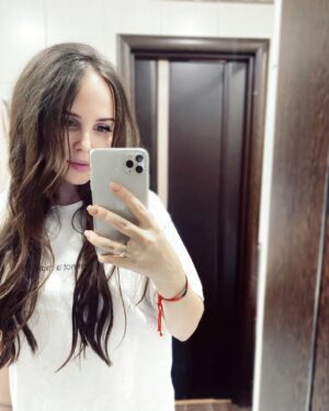 Anastasiya Shvetsova Instagram - 🤐 Критика 🤐
.
👫Многие люди пребывают  в заблуждении, что критика необходима в отношениях. Как человек узнает о своих ошибках, как он изменится и научится делать правильно, если не говорить ему об этом? Кто ему/ей ещё скажет правду (о плохих качествах и привычках), если не я — близкий человек! Мы прибываем в уверенности, что делаем благое дело! Что, указав любимому на его ошибки и недостатки, услышим в ответ — «Спасибо я так благодарен!», и тут же исправит и изменит своё поведение.
.
😁Я думаю, что многие широко улыбнулись на это, ведь опыт говорит о совершенно противоположной реакции.
.
❓И как быть, ведь порой нет другого выхода, нужно указать на ошибки или неправильное поведение? Тут может помочь конструктивная критика.
.
‼️Теперь вопрос целью критики является ткнуть или обидеть человека или все таки желание изменений?  Если второе, то самое важное делать это так, чтобы вас услышал другой! И чтоб у него остались силы принять пожелания, подумать об этом, а иначе какой смысл!
.
💞Вот несколько советов, которые думаю помогут вам:
✅ Форма послания должна быть уважительной, это значит что в ней не должно быть оскорблений, обобщений, обидных кличек, пренебрежения.
✅ Критикуем не человека, а его поступок или ситуацию.
✅ Всему своё место и время. Смотрите на состояние человека и на готовность вас выслушать. Вот например мой муж ничего не слышит, когда играет в ps4 😂
✅ К каждому минусу о котором вы собрались сказать, добавьте плюс. То есть подчеркните хорошее или вспомните когда он то же самое сделал хорошо.
✅ Говорите о своих чувствах на ситуацию.
✅ Если какая-то ситуация или проступок повторяются снова и снова, может ваш любимый просто не знает или не умеет по-другому. Тогда вместо того чтобы рассказывать почему это плохо ( он и сам об этом наверное догадывается) внесите идею как решить этот вопрос!
.
💑Конструктивная критика и болезненная критика могут отличаться всего лишь тоном, взглядом, и вашим видом, поэтому будьте бережны друг к другу.