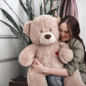 Anastasiya Shvetsova Instagram - 🥰 НЕЖНОСТЬ 🥰
.
💬Когда любишь, то такое богатство открываешь в себе, столько нежности, ласковости, даже не верится, что так умеешь любить.
А. П. Чехов
.
💭А теперь от меня )))
Нежность — это один из критериев женственности. Не только дети, но и мужчины в непростых ситуациях ищут успокоения в женской нежности. 
Для меня нежность это проявление чувств, любви, заботы. Я очень нежный человек и мои мужчины всегда окутаны в ней как в облачке.
.
🌥Женская нежность способна усмирить даже самого большого зверя. Один взгляд полный нежности и заботы, объятие в подходящий момент (хотя и не в подходящий тоже 😋 ). А чего стоит момент, когда чувствуешь, что тебя спящего кто-то укрывает и целует. Нежность способна сменить агрессию на понимание и смирение. Это конечно невероятная сила при правильном использовании.
.
🌤Не думаю, что в отношениях кто-то должен быть коренным образом изменен, перевоспитан. Но верю, что нежность, которую мы должны каждый день проявлять друг к другу, непрерывно очищает наши отношения, смягчает столкновения наших характеров, помогает нам приспособиться (как и всем людям, которые искренне желают дожить вместе до глубокой старости).
.
☀️Ну о проявление нежности к детям я писать не буду. Все и так очевидно. Каждый из нас был ребёнком и помнит как хорошо было в маминых и папиных объятиях ❤️
.
Будьте нежными 😘😘😘