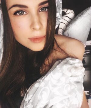 Anastasiya Shvetsova Instagram - 💆🏻‍♀️ УХОД 💁🏻‍♀️
.
Вы много и часто спрашиваете про мой уход за собой. Я решила собрать вам несколько правил, которые где-то когда-то прочитала, попробовала и теперь придерживаюсь их в повседневной жизни.
Лучше сохрани, пригодится 😊:
.
⏲ Успей за 60 секунд
Наноси увлажняющее средство сразу после умывания. Уже через 60 секунд тонкая водная пленочка, оставшаяся на поверхности после умывания, испарится, и кожа начнет терять влагу.
.
👄 Не сжимай зубы
Непроизвольно сжимая челюсти, ты оказываешь себе медвежью услугу, даже несколько: портишь зубную эмаль, зарабатываешь морщины в уголках рта и портишь овал лица.
.
💦 Намочи волосы до купания
Прежде чем прыгнуть в бассейн или окунуться в море, полей волосы питьевой водой. Она заполнит пространство между чешуйками волоса, и соль или хлорка туда уже не проникнут.
.
🧴Пользуйся праймером (базой)
Хорошая база предотвратит пересушивание кожи, возникающее из-за матирующих тональных средств. А если кожа жирная, праймер защитит поры от попадания внутрь частиц крема, и риск возникновения прыщей будет меньше.
.
🧖🏽‍♀️ Брейся насухо
Наверняка твоя бритва лежит на бортике в ванной или висит в душевой кабине. И сбриваешь волоски ты под струей воды. Не советую. Гораздо эффективнее отскрабить кожу, полностью высушить, немного натянуть и аккуратно побрить прямо насухо. А потом, конечно, нанести крем. Раздражение будет меньше, и врастать волоски не будут.
.
🚰 Чисти зубы до завтрака
Тогда ты не съешь накопившийся за ночь налет с бактериями. А ещё косметологи говорят, что кожа пациенток, которые чистят зубы до завтрака, выглядит лучше по сравнению с теми, кто откладывает этот вопрос на потом.
.
🥥 Купи кокосовое масло
Это лучший крем для тела, идеальная маска для лица и суперсредство для волос.
.
🥰 Устраивай разгрузочный день
Я имею в виду сутки без макияжа. Только увлажнение, питание и защита. Хотя бы раз в неделю.
.
👁 Давай ресничкам отдохнуть тоже
Если ты наращиваешься реснички то, делай им каникулы. Раз в два/три месяца снимай и походи пару недель без наращенных. У меня как раз сейчас перерыв. Скоро пойду снова делать в новую для меня студию @limerence.studio. Пока не знаю как там. Как схожу, расскажу )
#косметология #совет