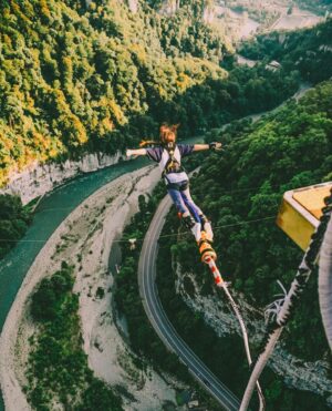 Anastasiya Shvetsova Instagram - 🦅 Наш второй прыжок Bungee 207 meters 🦅 
 
Да, это страшно! Да, на это нужно много духовной силы! Но этот шаг определенно того стоит. И я говорю о шаге в прямом смысле. О шаге в пустоту высотой 207 метров!!!

Невозможно описать чувства и эмоции. Если здесь будете @skyparkajhackettsochi, не смотря на страх, не смотря ни на что, ПРЫГАЙТЕ!! Потому что это ни сравнится ни с чем в вашей жизни! 🤪