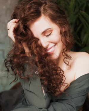 Anastasiya Shvetsova Instagram - Я 10 лет делала ЭТО…
⠀
Это началось в 16 лет, в 2004 году. Я начала РАБОТАТЬ 😉
⠀
Моим первым опытом была работа промоутером. Я раздавала листовки и рассказывала про разные продукты. Как сейчас помню девочку с длинными светлыми волосами, стоящую в мини-юбочке и говорящую: «Здравствуйте, компания «Азия Констракшн» предлагает вам новый жилой комплекс»😍
⠀
Кстати, в тот момент я уже очень хорошо знала английский язык. И часто случалось так, что проходившие мимо иностранцы что-то спрашивали у меня, а я отвечала им на абсолютно чистом английском. Помню их удивление: «Что ты тогда здесь делаешь с таким уровнем английского?» А я отвечала: «Зарабатываю карманные деньги» 😅
⠀
Я очень ценю этот период, мне было очень весело и интересно работать промоутером. И совершенно не стыдно, и до сих пор я этого не стыжусь 👍
⠀
На таких «маленьких» работах я протрудилась 2 года, подрабатывая 1-2 раза в месяц. Дальше была уже более серьезная работа, и пришла я к ней таким образом...
⠀
Был 2005 год, я возвращалась из музыкального училища и заехала на работу к своей сестре. В тот момент дизайнеры там занимались «обтравливанием» (вырезали объект из фотографии и вставляли его на другой фон), и я стала свиделем этого. На тот момент мне казалось это просто волшебством 😅 Я просидела около компьютера дизайнера 2 часа и просто наблюдала за процессом 👀 Именно тогда я поняла, что хочу заниматься дизайном.
⠀
В тот же день я попросила брата установить мне фотошоп. Начала изучать его сама, ведь тогда ещё не было никаких обучающих пособий. Я была абсолютной самоучкой 🤓
⠀
В 2006 году я устроилась работать помощником дизайнера в рекламное агентство своей сестры. Я уже многое умела и была настоящим штатным сотрудником. Правда, зарплату мне платили меньше, чем уборщице😅, но я все равно была счастлива. Там я проработала два года, набралась опыта, работала с большими клиентами 💪🏻
⠀
И в июле 2008 я решила уйти в «свободное плавание»...
⠀
Наберём 2000 лайков, чтобы узнать продолжение?❤️
⠀
И ставьте 👍 в комментариях, если моя история вам интересна!
P.s. в карусели мои фотографии того времени 😋
⠀
#мирова_карьера