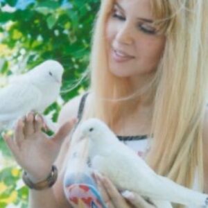 Anastasiya Shvetsova Instagram - Я 10 лет делала ЭТО…
⠀
Это началось в 16 лет, в 2004 году. Я начала РАБОТАТЬ 😉
⠀
Моим первым опытом была работа промоутером. Я раздавала листовки и рассказывала про разные продукты. Как сейчас помню девочку с длинными светлыми волосами, стоящую в мини-юбочке и говорящую: «Здравствуйте, компания «Азия Констракшн» предлагает вам новый жилой комплекс»😍
⠀
Кстати, в тот момент я уже очень хорошо знала английский язык. И часто случалось так, что проходившие мимо иностранцы что-то спрашивали у меня, а я отвечала им на абсолютно чистом английском. Помню их удивление: «Что ты тогда здесь делаешь с таким уровнем английского?» А я отвечала: «Зарабатываю карманные деньги» 😅
⠀
Я очень ценю этот период, мне было очень весело и интересно работать промоутером. И совершенно не стыдно, и до сих пор я этого не стыжусь 👍
⠀
На таких «маленьких» работах я протрудилась 2 года, подрабатывая 1-2 раза в месяц. Дальше была уже более серьезная работа, и пришла я к ней таким образом...
⠀
Был 2005 год, я возвращалась из музыкального училища и заехала на работу к своей сестре. В тот момент дизайнеры там занимались «обтравливанием» (вырезали объект из фотографии и вставляли его на другой фон), и я стала свиделем этого. На тот момент мне казалось это просто волшебством 😅 Я просидела около компьютера дизайнера 2 часа и просто наблюдала за процессом 👀 Именно тогда я поняла, что хочу заниматься дизайном.
⠀
В тот же день я попросила брата установить мне фотошоп. Начала изучать его сама, ведь тогда ещё не было никаких обучающих пособий. Я была абсолютной самоучкой 🤓
⠀
В 2006 году я устроилась работать помощником дизайнера в рекламное агентство своей сестры. Я уже многое умела и была настоящим штатным сотрудником. Правда, зарплату мне платили меньше, чем уборщице😅, но я все равно была счастлива. Там я проработала два года, набралась опыта, работала с большими клиентами 💪🏻
⠀
И в июле 2008 я решила уйти в «свободное плавание»...
⠀
Наберём 2000 лайков, чтобы узнать продолжение?❤️
⠀
И ставьте 👍 в комментариях, если моя история вам интересна!
P.s. в карусели мои фотографии того времени 😋
⠀
#мирова_карьера