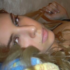 Anastasiya Shvetsova Instagram - Я 10 лет делала ЭТО…
⠀
Это началось в 16 лет, в 2004 году. Я начала РАБОТАТЬ 😉
⠀
Моим первым опытом была работа промоутером. Я раздавала листовки и рассказывала про разные продукты. Как сейчас помню девочку с длинными светлыми волосами, стоящую в мини-юбочке и говорящую: «Здравствуйте, компания «Азия Констракшн» предлагает вам новый жилой комплекс»😍
⠀
Кстати, в тот момент я уже очень хорошо знала английский язык. И часто случалось так, что проходившие мимо иностранцы что-то спрашивали у меня, а я отвечала им на абсолютно чистом английском. Помню их удивление: «Что ты тогда здесь делаешь с таким уровнем английского?» А я отвечала: «Зарабатываю карманные деньги» 😅
⠀
Я очень ценю этот период, мне было очень весело и интересно работать промоутером. И совершенно не стыдно, и до сих пор я этого не стыжусь 👍
⠀
На таких «маленьких» работах я протрудилась 2 года, подрабатывая 1-2 раза в месяц. Дальше была уже более серьезная работа, и пришла я к ней таким образом...
⠀
Был 2005 год, я возвращалась из музыкального училища и заехала на работу к своей сестре. В тот момент дизайнеры там занимались «обтравливанием» (вырезали объект из фотографии и вставляли его на другой фон), и я стала свиделем этого. На тот момент мне казалось это просто волшебством 😅 Я просидела около компьютера дизайнера 2 часа и просто наблюдала за процессом 👀 Именно тогда я поняла, что хочу заниматься дизайном.
⠀
В тот же день я попросила брата установить мне фотошоп. Начала изучать его сама, ведь тогда ещё не было никаких обучающих пособий. Я была абсолютной самоучкой 🤓
⠀
В 2006 году я устроилась работать помощником дизайнера в рекламное агентство своей сестры. Я уже многое умела и была настоящим штатным сотрудником. Правда, зарплату мне платили меньше, чем уборщице😅, но я все равно была счастлива. Там я проработала два года, набралась опыта, работала с большими клиентами 💪🏻
⠀
И в июле 2008 я решила уйти в «свободное плавание»...
⠀
Наберём 2000 лайков, чтобы узнать продолжение?❤️
⠀
И ставьте 👍 в комментариях, если моя история вам интересна!
P.s. в карусели мои фотографии того времени 😋
⠀
#мирова_карьера