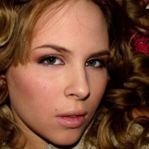 Anastasiya Shvetsova Instagram - Я 10 лет делала ЭТО…
⠀
Это началось в 16 лет, в 2004 году. Я начала РАБОТАТЬ 😉
⠀
Моим первым опытом была работа промоутером. Я раздавала листовки и рассказывала про разные продукты. Как сейчас помню девочку с длинными светлыми волосами, стоящую в мини-юбочке и говорящую: «Здравствуйте, компания «Азия Констракшн» предлагает вам новый жилой комплекс»😍
⠀
Кстати, в тот момент я уже очень хорошо знала английский язык. И часто случалось так, что проходившие мимо иностранцы что-то спрашивали у меня, а я отвечала им на абсолютно чистом английском. Помню их удивление: «Что ты тогда здесь делаешь с таким уровнем английского?» А я отвечала: «Зарабатываю карманные деньги» 😅
⠀
Я очень ценю этот период, мне было очень весело и интересно работать промоутером. И совершенно не стыдно, и до сих пор я этого не стыжусь 👍
⠀
На таких «маленьких» работах я протрудилась 2 года, подрабатывая 1-2 раза в месяц. Дальше была уже более серьезная работа, и пришла я к ней таким образом...
⠀
Был 2005 год, я возвращалась из музыкального училища и заехала на работу к своей сестре. В тот момент дизайнеры там занимались «обтравливанием» (вырезали объект из фотографии и вставляли его на другой фон), и я стала свиделем этого. На тот момент мне казалось это просто волшебством 😅 Я просидела около компьютера дизайнера 2 часа и просто наблюдала за процессом 👀 Именно тогда я поняла, что хочу заниматься дизайном.
⠀
В тот же день я попросила брата установить мне фотошоп. Начала изучать его сама, ведь тогда ещё не было никаких обучающих пособий. Я была абсолютной самоучкой 🤓
⠀
В 2006 году я устроилась работать помощником дизайнера в рекламное агентство своей сестры. Я уже многое умела и была настоящим штатным сотрудником. Правда, зарплату мне платили меньше, чем уборщице😅, но я все равно была счастлива. Там я проработала два года, набралась опыта, работала с большими клиентами 💪🏻
⠀
И в июле 2008 я решила уйти в «свободное плавание»...
⠀
Наберём 2000 лайков, чтобы узнать продолжение?❤️
⠀
И ставьте 👍 в комментариях, если моя история вам интересна!
P.s. в карусели мои фотографии того времени 😋
⠀
#мирова_карьера