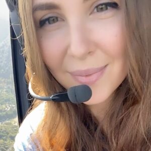 Anastasiya Shvetsova Instagram - 🥳 Настеньке 32 годика 🥳⁣⁣⠀
⁣⁣⠀
И тут наверное должна быть какая-то мудрость. Но с каждым годом я все глубже понимаю изречение Сократа «Чем больше я знаю, тем больше я понимаю, что ничего не знаю»⁣⁣⠀
⁣⁣⠀
Но одну могу сказать точно, что страсть к новым знаниям растёт с каждым годом все больше!⁣⁣⠀
⁣⁣⠀
Сегодня вместо умных фраз о жизни мне просто хочется благодарить вселенную за все что происходит в моей жизни. За мою счастливую семью, за любящего мужа и прекрасных детей. За близких которые всегда рядом. За то что есть с кем разделять самое большое счастье и с кем не страшно в горе. ⁣⁣⠀
⁣⁣⠀
Спасибо! Я ценю и люблю!