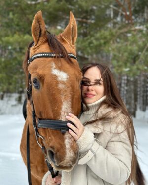 Anastasiya Shvetsova Instagram - «Храм не там, где сияют лампады. Храм – сердце человека; и куда бы он ни пришёл, он может видеть только то, что в его сердце выросло.»
Эта цитата из книги которую я сейчас читаю. Точнее из серии книг. Книг про то, как человек открывается знаниям. Что жить в незнании может и кажется проще, но куда более сложнее на самом деле. Эта книга открывает глаза тем, кто намеренно ограждает себя от знаний своего же сердца, занимаясь самооправданием и перекладыванием ответственности на мир вокруг нас. Это книга про меня, вас и все наше окружение. 
Очень советую к прочтению. Но читайте сердцем и будьте честны с собой.
📕 «ДВЕ ЖИЗНИ» Конкордия Антарова