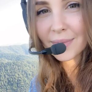 Anastasiya Shvetsova Instagram - 🥳 Настеньке 32 годика 🥳⁣⁣⠀
⁣⁣⠀
И тут наверное должна быть какая-то мудрость. Но с каждым годом я все глубже понимаю изречение Сократа «Чем больше я знаю, тем больше я понимаю, что ничего не знаю»⁣⁣⠀
⁣⁣⠀
Но одну могу сказать точно, что страсть к новым знаниям растёт с каждым годом все больше!⁣⁣⠀
⁣⁣⠀
Сегодня вместо умных фраз о жизни мне просто хочется благодарить вселенную за все что происходит в моей жизни. За мою счастливую семью, за любящего мужа и прекрасных детей. За близких которые всегда рядом. За то что есть с кем разделять самое большое счастье и с кем не страшно в горе. ⁣⁣⠀
⁣⁣⠀
Спасибо! Я ценю и люблю!
