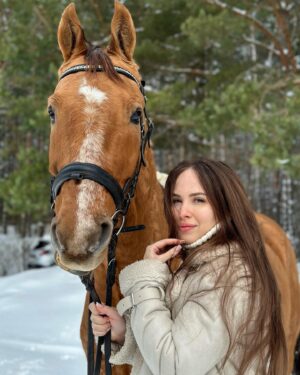 Anastasiya Shvetsova Instagram - «Храм не там, где сияют лампады. Храм – сердце человека; и куда бы он ни пришёл, он может видеть только то, что в его сердце выросло.»
Эта цитата из книги которую я сейчас читаю. Точнее из серии книг. Книг про то, как человек открывается знаниям. Что жить в незнании может и кажется проще, но куда более сложнее на самом деле. Эта книга открывает глаза тем, кто намеренно ограждает себя от знаний своего же сердца, занимаясь самооправданием и перекладыванием ответственности на мир вокруг нас. Это книга про меня, вас и все наше окружение. 
Очень советую к прочтению. Но читайте сердцем и будьте честны с собой.
📕 «ДВЕ ЖИЗНИ» Конкордия Антарова