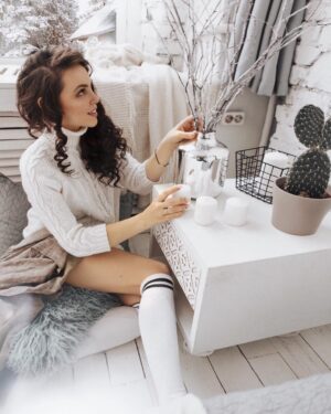 Anastasiya Shvetsova Instagram - 🛋 УЮТ 🛋
.
Сохраняйте себе 10 советов от меня как сделать ваш дом любимым местом🥰
.
💡 1. Основа основ уютного дома - правильное освещение. Для каждой комнаты нужно продумать разные световые сценарии интерьера – вечерний, праздничный, романтичный, будничный. Хорошо, когда есть диммер (регулятор яркости освещения). Ещё я очень люблю декоративные лампы и торшеры подходящие к интерьеру.
.
🔸🔹2. Чем больше диванных подушек – тем лучше. Уютный интерьер немыслим без вороха мягких подушек. Желательно чтобы они были разными по текстуре, но подходили друг к другу по цвету.
.
🕯3. «Включите» в доме любимый аромат. Свечи, аромалампы, саше с запахом, напоминающим романтическое путешествие или приятное воспоминание из детства.
.
🐾 4. Заведите домашнее животное. Если не настоящее, то декоративное. Скульптура кота или собаки в прихожей помогут создать уют в квартире и будут радовать вас каждый день.
.
🌿 5. Оживить интерьер и создать уют помогут комнатные растения. Для простоты ухода используйте кашпо с автополивом. Например, марки Lechuza.
.
🔅 6. Заведите «зимний» и «летний» комплекты штор и декоративных наволочек для диванных подушек.
.
🧴7. Создавая уют в доме, помните о «мелочах». Возьмите за правило переливать жидкое мыло в красивые диспенсеры (например, от Zara Home).
.
🎏 8. Избавляйтесь от некрасивых предметов! Даже если это подарки близких, и вы не можете их выбросить, прячьте.
.
🧺 9. Отведите специальное место для грязного белья. Желательно чтобы это была непрозрачная корзина. Zarahome или H&M home вам снова в помощь😉
.
🧹10. И последнее. В доме должна быть идеально работающая сантехника и идеальная чистота. Без них уюта не будет!
.
Расскажите про свои фишечки в коментах. Буду тоже пользоваться вашими советами 😘