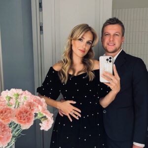 Anatoliy Rudenko Instagram - Те редкие моменты когда можно расслабиться. Почувствовать тепло и домашний уют. Побыть в обычной одежде🛁🏡👨‍👩‍👧