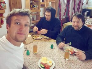 Anatoliy Rudenko Instagram - Всем доброе утро!)☀️❤️❄️
Выезжаем в Краснотурьинск!) 
Спасибо Югорск, мы обязательно вернёмся!)👋🏻😊