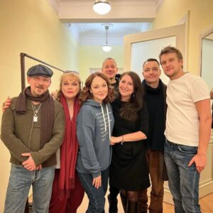 Anatoliy Rudenko Instagram - Спасибо моим дорогим @vika_tar @anettestr @sergeyrudzevich @kirill.grebenshchikov. Вы, - потрясающие партнёры! Всех обнимаю, был очень рад видеть и слышать, и до скорой встречи!🤗🤗🤗

Спасибо @lyuboff_rudenko и Кате, что приехали на спектакль, подарили цветы и довезли до дома!)💐😊❤️

Вчера, после спектакля, - "Дорогая Памелла"🎄🎅❄️