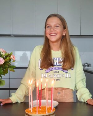 Anatoliy Rudenko Instagram - Любимая моя девочка, тебе уже 10 лет!) Как же радостно наблюдать как ты растешь, меняешься, взрослеешь!) Как же я горжусь тем, что ты у меня такая добрая, мудрая, умная!) Как хочется, чтобы всегда ты излучала радость и счастье!) Будь всегда здорова!) Безумно люблю тебя!) 

С Днём Рождения!)🥳🎁🎆