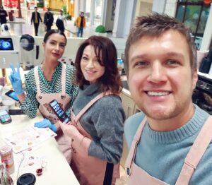 Anatoliy Rudenko Instagram - Вчера в такой чудесной компании @alyona_xmelik y_anosova @irina_nagaets готовили эксклюзивный кофе, всем желающим помочь 
малышу Анри Сурманидзе🙏🏻👼 Ребенку один год,
поставлен диагноз - спинальная мышечная атрофия (СМА) 1 типа. Это редкое генетическое заболевание. Для лечения необходимы дорогостоящие уколы. Срочный сбор средств продолжается, все кто неравнодушен к чужой беде можете перейти по ссылке @help.anri.sma и помочь перечислив посильную сумму.