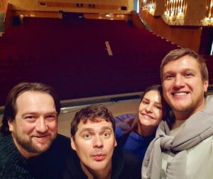 Anatoliy Rudenko Instagram - Вот и подошёл к концу наш гастрольный тур. Посмотрите как мы изменились, как благоприятно сказались переезды. Семь городов, 1800км - и мы, как новенькие. Отдохнувшие, полные сил, - готовы к новым поездкам и приключениям.

Гастрольные туры - это то, что вам нужно, чтобы всегда быть в форме, чтобы всегда быть на высоте.

Сегодня играем крайний спектакль в 18:00. Желаем всем отличного вечера.