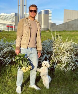 Anatoliy Rudenko Instagram - Шерри как-то подходит ко мне и спрашивает:
- Это случайно не Толя с Леной на втором фото, в очках Gresso, в моделях Portland и Kyoto, ультра тонких, лёгких, удобных и стильных?)
А я отвечаю: - Конечно!)