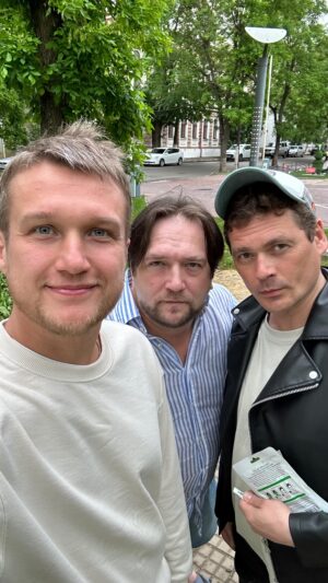 Anatoliy Rudenko Instagram - По-хорошему завидуем тем, кто приедет в Ейск через два дня!)))☀️⛱️🌊 А у нас сегодня крайний спектакль Краснодарского тура и… сразу в следующий тур👏🏻😅🏃🏼🎭 Спасибо Лабинску, Армавиру и Ейску за теплый прием и первый загар!))) До новых встреч!)))🤗❤️
