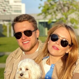 Anatoliy Rudenko Instagram - Шерри как-то подходит ко мне и спрашивает:
- Это случайно не Толя с Леной на втором фото, в очках Gresso, в моделях Portland и Kyoto, ультра тонких, лёгких, удобных и стильных?)
А я отвечаю: - Конечно!)