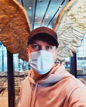 Anatoliy Rudenko Instagram - На днях посмотрел документальный фильм Сергея Морозова на @rtvichannel
Что особенно хочется выделить, и почему я вообще пишу об этом фильме: тут мало «воды» и много «мяса», как и полагается в данном жанре. Интересно и полезно наблюдать, как мир противостоял болезни и продолжает справляться с её последствиями, что говорят эксперты и очевидцы со всей планеты.
А ещё скоро выйдет вторая часть. Жду с нетерпением)