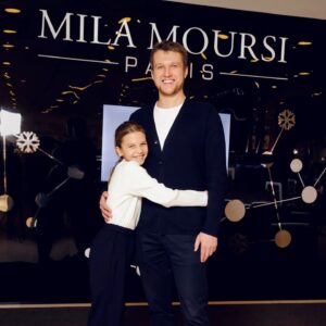 Anatoliy Rudenko Instagram - Бледненькие, но радостные, что все же успели на открытие магазина @milamoursi_russia в ЦУМе. Этой марке доверили свои лица Фрэнк Синатра, Софи Лорен, Мэтью Макконахи, а ещё миллионы простых никому неизвестных прекрасных людей. И сделали это не потому что им было все равно. А потому, что девиз компании гласит: "Только самое лучшее и качественное, а главное самое эффективное и действительно необходимое для лучшего повседневного ухода за кожей!". Вот такой девиз. Символично отображающий длинную и успешную историю фирмы. Итак. Если вы никогда не пользовались кремом или пользовались и продолжаете, но при этом боитесь что-то менять. Не бойтесь. Меняйте. Открывайте и закрывайте крема и средства по уходу за кожей Mila Moursi каждый день!) Только так вы ответите себе на вопрос почему миллионы людей сделали тоже самое!)❤️