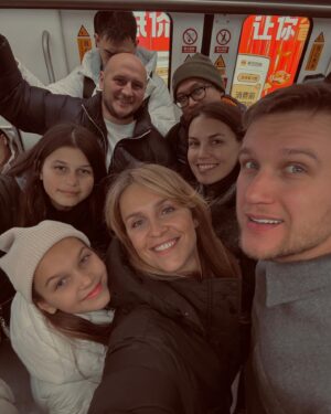Anatoliy Rudenko Instagram - Прошедший год для каждого из нас был огромным испытанием, - проверкой. Хочется пожелать всем людям, чтобы и в новом году Любовь и Добро были всегда на первом месте, потому что эти человеческие качества, - основа духовной жизни. Итак, каждый из нас должен иметь Любовь в своём сердце к своим родным, близким и тем, кто сейчас борется за мирное небо. Именно Любовь, - основа веры, благополучия и победы.  С Новым годом всех!!!🙏🏼🤩❤️✨