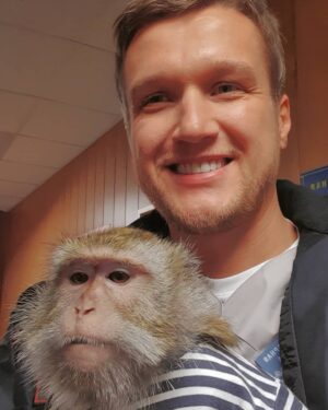 Anatoliy Rudenko Instagram - Сегодня день исполнения желаний🌠 И международный день КВН🤣
.
Я загадал, чтобы у меня борода была такой же густой как у Маши!) А она, чтобы наша жизнь не превратилась в сплошной КВН!)
.
Желаю исполнения всех желаний!)🐵❤️🎬