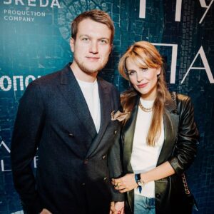 Anatoliy Rudenko Instagram - Вчера на премьере сериала "Нулевой пациент". Спасибо @sasha_remizova за приглашение. Не буду пытаться анализировать и вдаваться в подробности. Скажу одно, - в наших сегодняшних реалиях нужно слушать только одно мнение, - своё. Поэтому, советую посмотреть первую серию, а там.. Если понравится и зацепит, - будет повод подискутировать, а если нет, - значит время ещё не пришло😉 В любом случае эта работа стоит того, чтобы обратить на нее свое внимание🎯 Желаю приятного просмотра!)👌🏻😊🎬