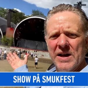 Anders Matthesen Instagram - I morgen optræder jeg med et uddrag af “JOKES - fra en hvid, straight mand” på Smukfest. Det sker kl. 13:45 på Bøgescenen🌳🍺⠀
⠀
Hvis du ikke befinder dig i nærheden af Skanderborg - eller hvis du hellere vil se showet i sin fulde længde, så kan du finde den foreløbige tourplan på anden.dk. Link i bio 🦆⠀
⠀
Turnéen starter op igen på torsdag i Falkoner Salen, hvor der nu kun er ledige sammenhængende billetter til mine shows den 12. og 13. august 🎤🔥
