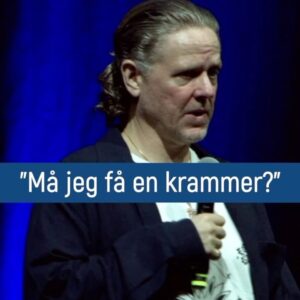 Anders Matthesen Instagram - Selv efter 200 shows formår publikum stadig at stille nye og unikke spørgsmål 😂⠀
⠀
Hvis du brænder inde med et spørgsmål, som du gerne vil have besvaret fra scenen, er det ved at være sidste chance. Der er tre shows i København, to shows i Helsinge og to shows på Færøerne - og så er det slut for denne gang!⠀
⠀
Der er stadig rigtig gode pladser til showet kl. 15.30 i Falkoner Salen d. 12. august.⠀
⠀
Billetter på anden.dk. Link i bio @andersandenmatthesen