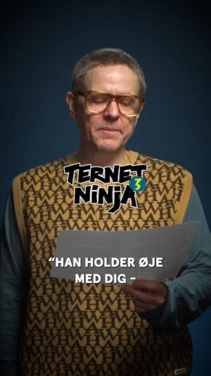 Anders Matthesen Instagram - Har du fået fat i dit eksemplar af Ternet Ninja 3? 🥷⠀
⠀
Det har Kulturkapellet.dk, som skriver:⠀
“Lige som de to foregående bøger er også Ternet ninja 3 virkelig veloplagt skrevet. Den er holdt i Matthesens særlige stil, der ikke just omfavner det politisk korrekte. Det sker dog uden at sparke nedad, men i stedet bliver der lavet sjov med en masse af de elementer, som vi kan opleve i vores kultur […] Det handler ikke om at nedgøre disse ting, men bare lave sjov med dem. Og det virker, for Ternet Ninja 3 er virkelig sjov læsning […] Matthesen har formået at sætte et rigtigt labert punktum for sin bogserie” 🎉❤️⠀
⠀
Bestil bogen via link i bio @andersandenmatthesen