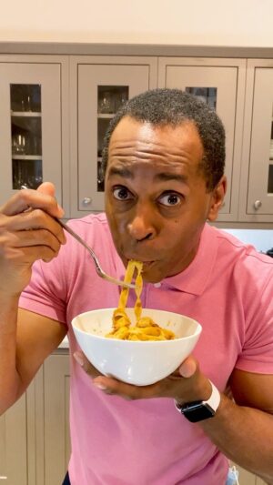 Andi Peters Instagram - Who doesn’t love a bit of @marksandspencer Food?
 I’ve joined @noholdenback, @rochellehumes, @emmawillisofficial, @mcguinness.paddy and @tomdaley to show you #MyMarksFave 
I love a bit of the Slow Cooked range, what’s yours?