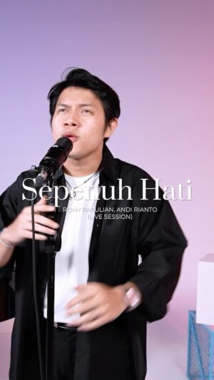 Andi Rianto Instagram - Selamat nonton live session ‘Sepenuh Hati’ dari @ronyparulian__ & @andirianto_official di hari yang spesial ini 🤍 #RonyParulianxAndiRianto #SepenuhHati