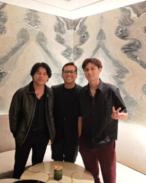 Andi Rianto Instagram - What a MoonNight! Bersama PaRon malam ini. 🩵🫶🏼
@manpaularo @ronyparulian__ 
Hatiku penuh. (Perut kenyang nasi goreng plus tebak2an receh)
Thanks to @paulmoon.realm

#andirianto #nyomanpaul #ronyparulian