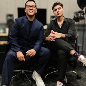 Andi Rianto Instagram - Thank you for loving #TheWayYouLookAtMe 🩵

@manpaularo @universalmusicindonesia 

#AndiRianto #nyomanpaul #nyomanpaulxandirianto