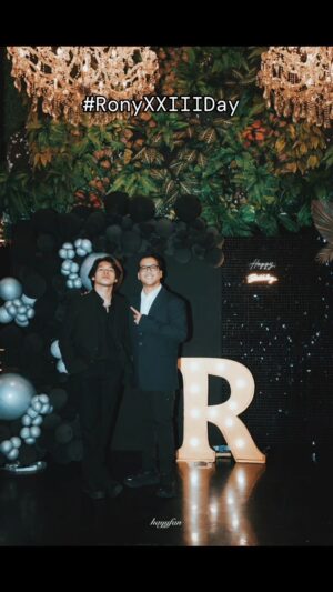 Andi Rianto Instagram - Sabtu kemarin menjadi saksi betapa begitu banyaknya orang mencintai @ronyparulian__ dengan #SepenuhHati
Bangga bisa menjadi bagian dari perjalanan bermusik babeh. Dirgahayu! Selalu humble, terus belajar dan tentunya bernyanyi dari hati ya Bosgenk!!! 🫶🏼 Yuk workshop lagu baru... 
Salut dengan @we_r1official ! Kalian hebat! 

#bosgenkngakunya19 #ronyparulian #andirianto #ronyparulianxandirianto #ronyxxiiiday
