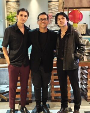 Andi Rianto Instagram - What a MoonNight! Bersama PaRon malam ini. 🩵🫶🏼
@manpaularo @ronyparulian__ 
Hatiku penuh. (Perut kenyang nasi goreng plus tebak2an receh)
Thanks to @paulmoon.realm

#andirianto #nyomanpaul #ronyparulian