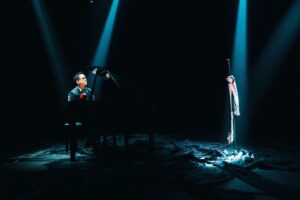 Andi Rianto Instagram - Memainkan nada-nada di lagu ini membuat saya percaya bahwa kaka Bung masih ada disini.

Lantunan suaranya yang merdu itu juga membuat saya percaya bahwa kami masih bisa menangis dan tertawa bersama. 

Tapi kepercayaanku itu ternyata harus dibalas dengan dusta. 

Ale tak ada lagi disini. 

Sampai kita ketemu lagi, Glenn Fredly. Salam rindu dariku. 

❤️🌹

#DibalasDenganDusta #GlennFredlyXAndiRianto #glennfredly #andirianto 

Foto oleh @bengurion.works