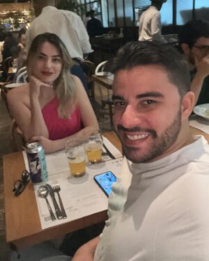 André Alba Instagram - Bodas de papel ✨
Fazendo o que mais gostamos 🍽️🍻 no nosso restaurante preferido 

#bodasdepapel