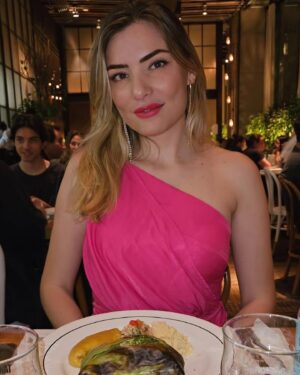 André Alba Instagram - Bodas de papel ✨
Fazendo o que mais gostamos 🍽️🍻 no nosso restaurante preferido 

#bodasdepapel