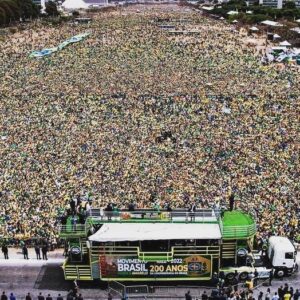 André Alba Instagram - Por que não reconhecer a realidade?  Essa foto de Brasília hoje mostra um apoio importante ao Presidente da República que não sai em nenhuma pesquisa. E agora? Confiar numa narrativa ou nos próprios olhos? Dúvida cruel.